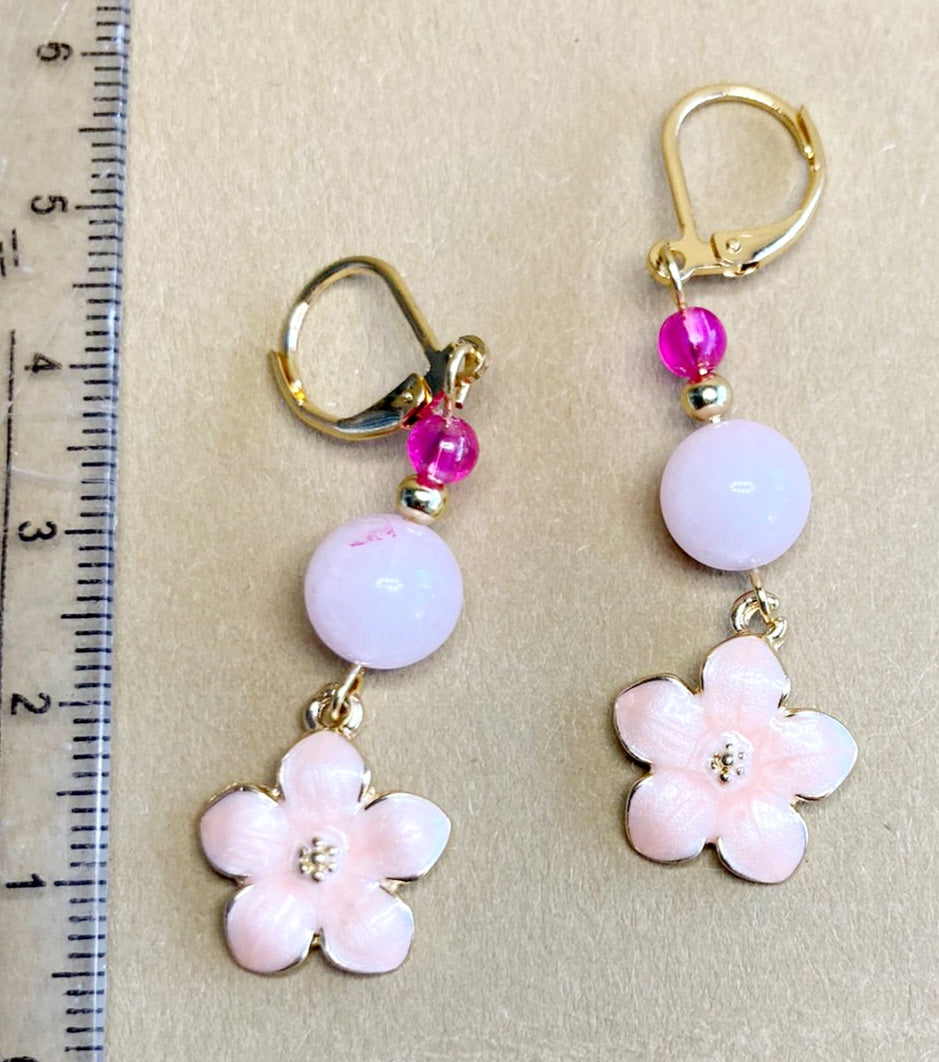 Handmade - Oorbellen licht Roze bloem, gouden hanger