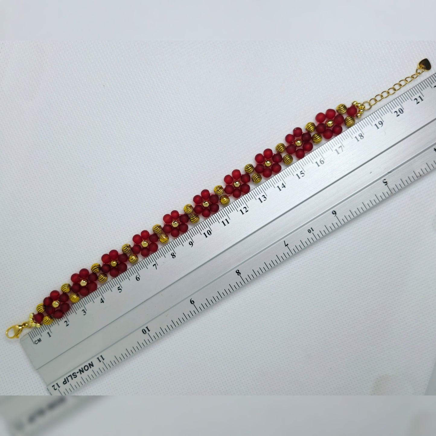 Rode bloemen armband