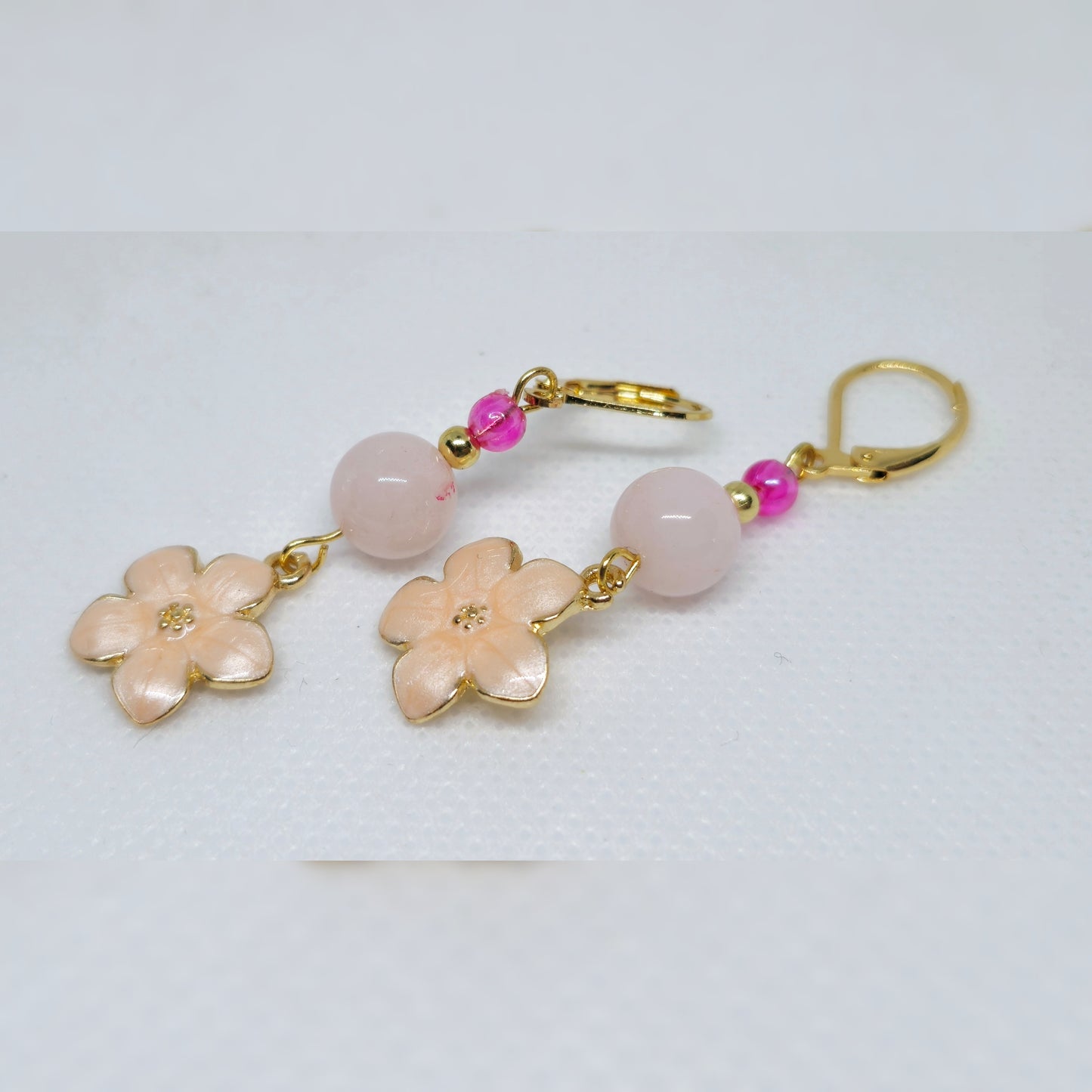 Handmade - Oorbellen licht Roze bloem, gouden hanger