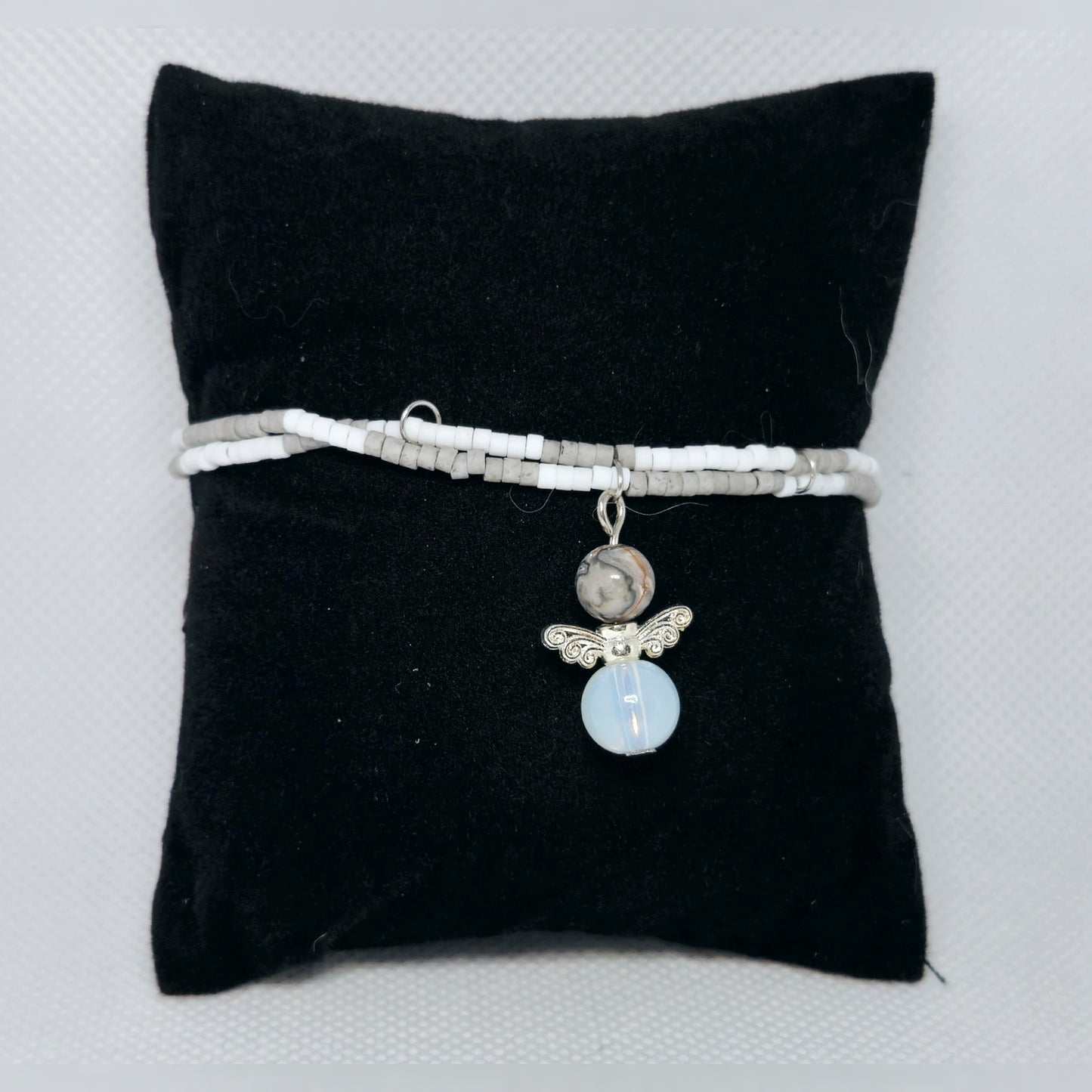 Armband grijs/wit engeltje