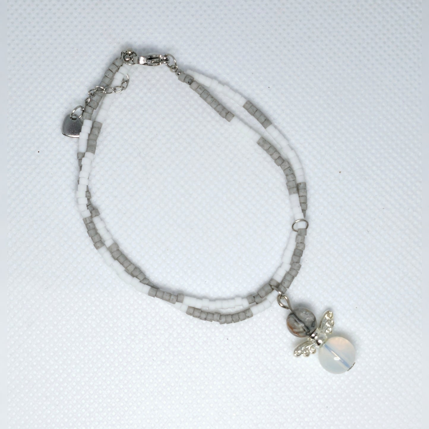 Armband grijs/wit engeltje