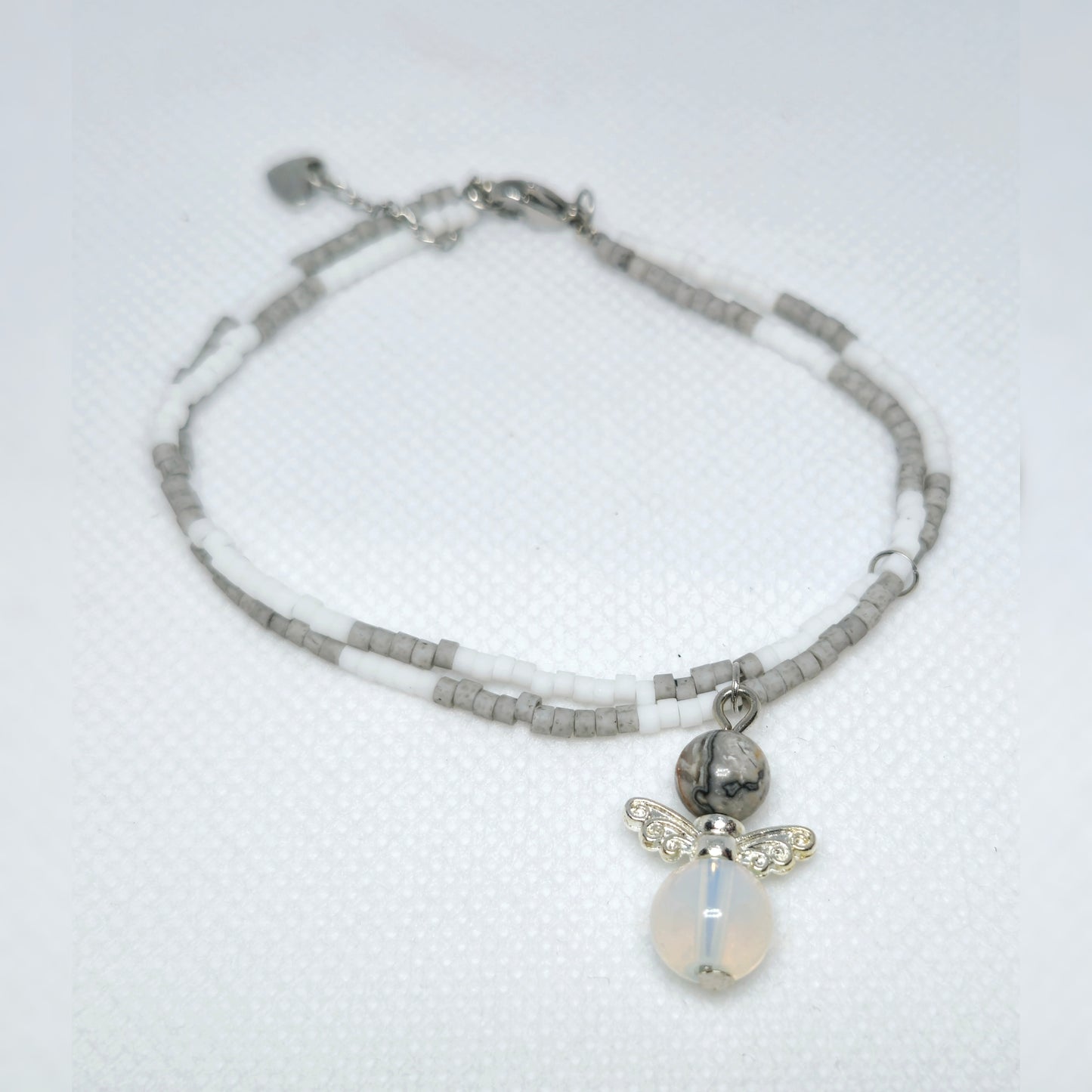 Armband grijs/wit engeltje