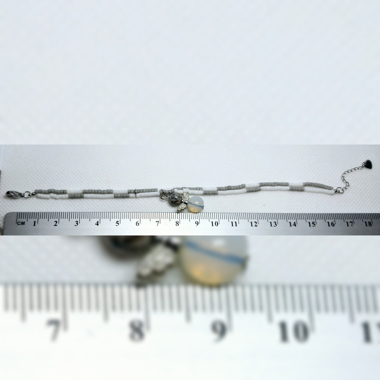 Armband grijs/wit engeltje