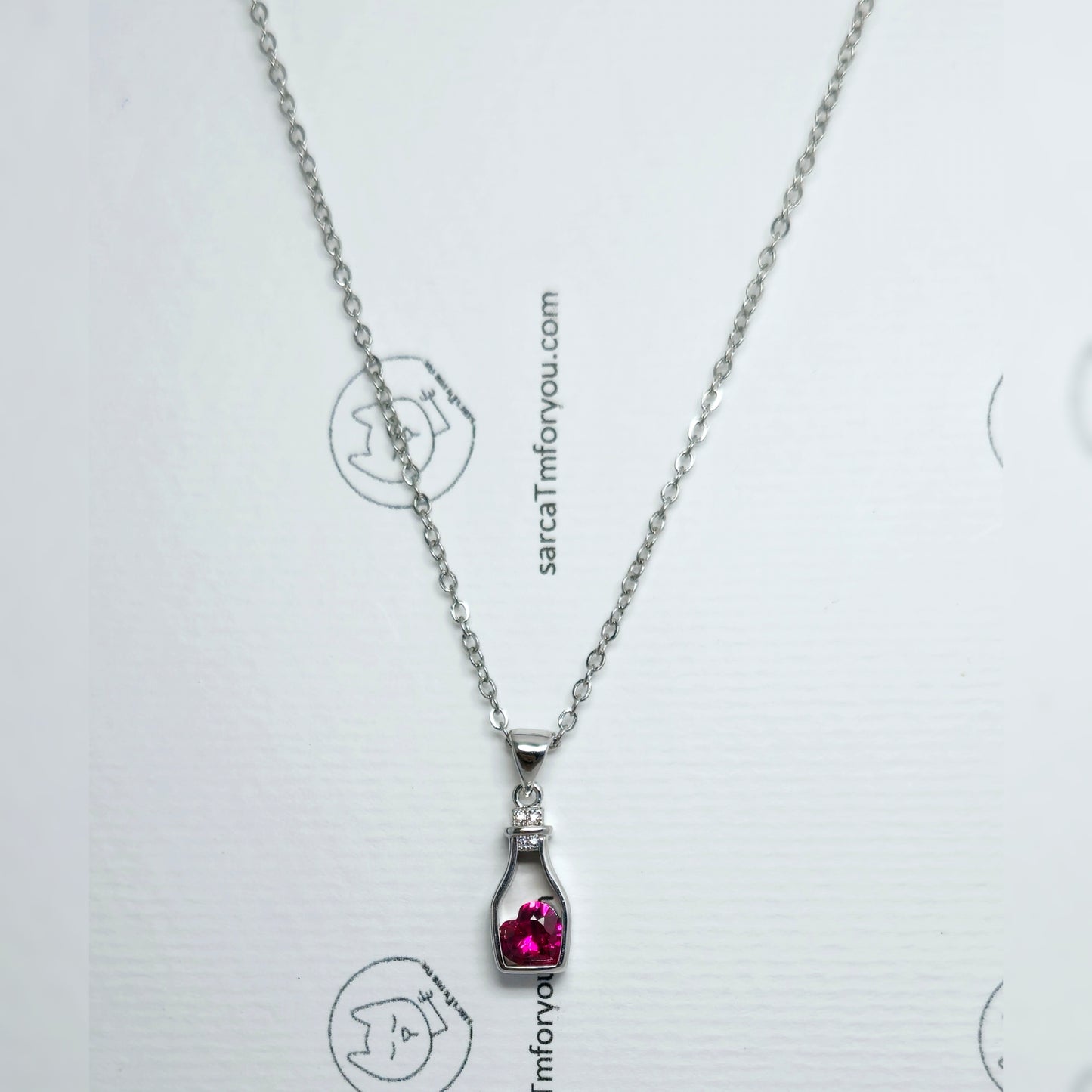 Ketting met wijnfles en zirkonium hartje