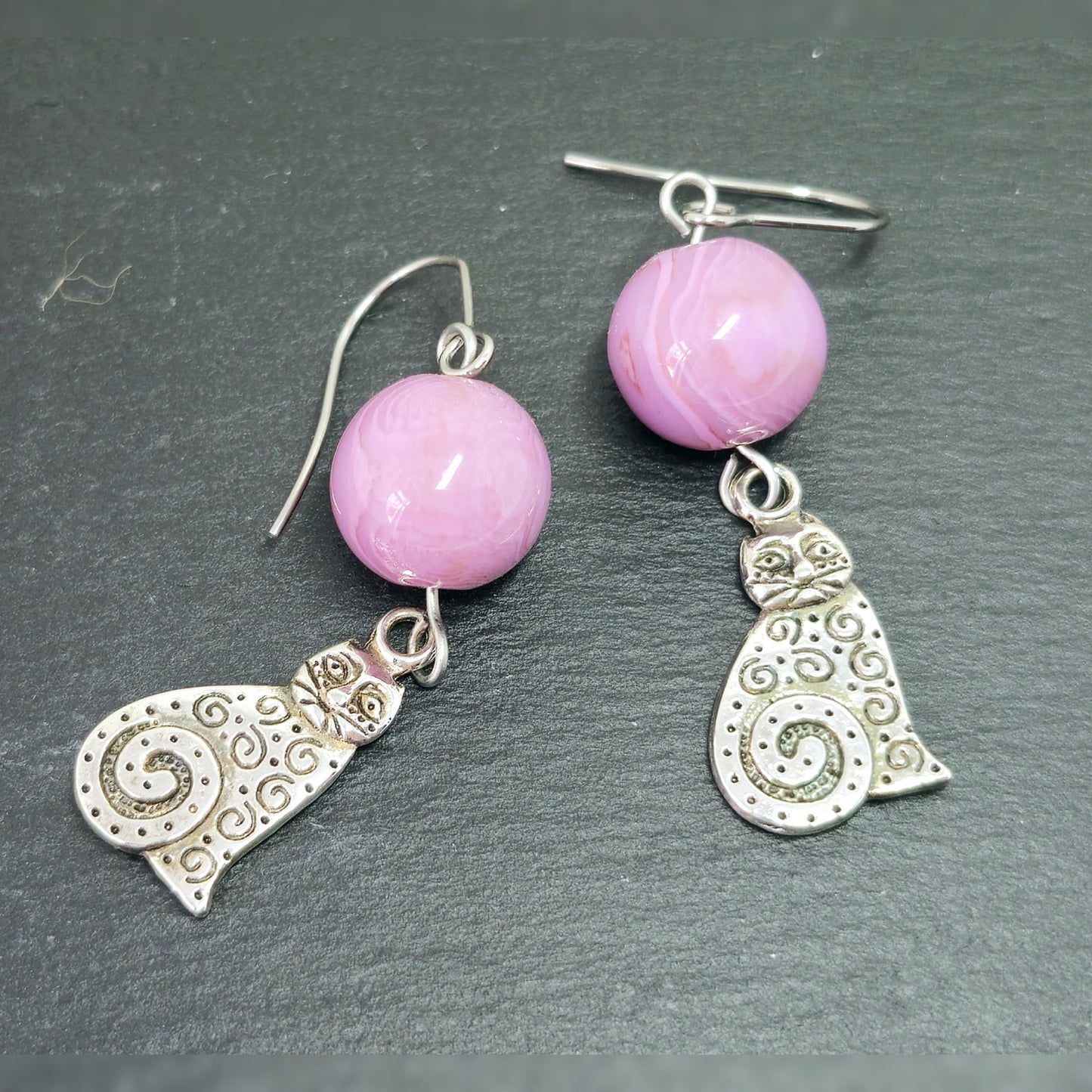 Oorbellen Kat onder roze bal