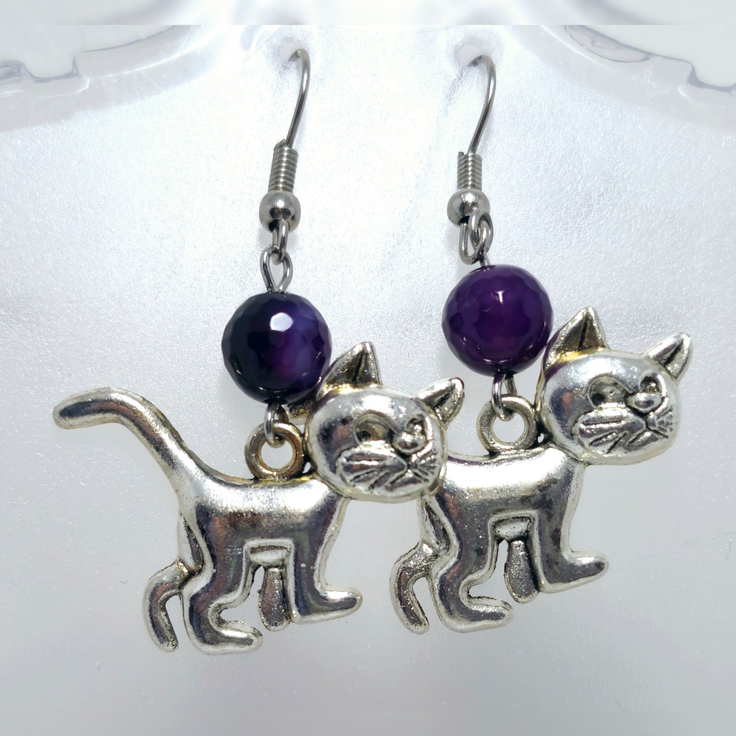 Oorbellen Paarse bal staande kat