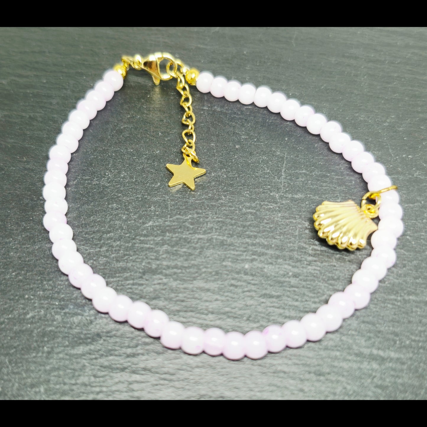 Roze armband met schelp