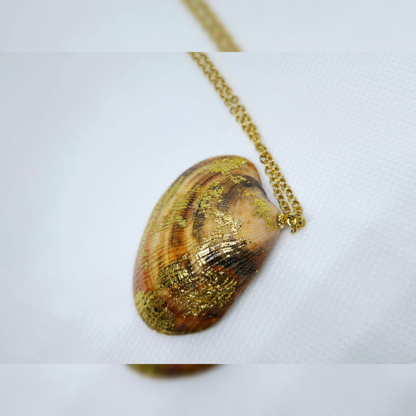 Ketting schelp met goud