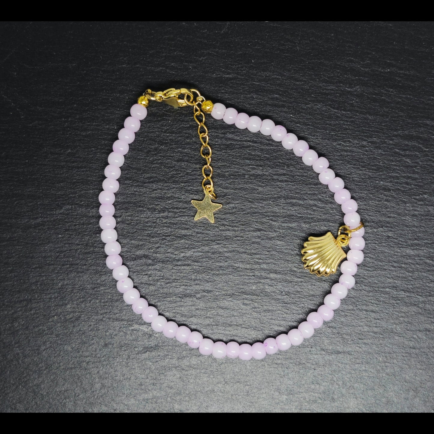 Roze armband met schelp